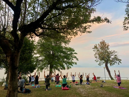 Lezione di gruppo privata di yoga all'aperto a Desenzano del Garda